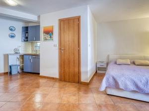 - une chambre avec un lit et une porte en bois dans l'établissement Apartment Lovrano-1 by Interhome, à Lovran 20 autres photos