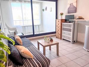 Μια τηλεόραση ή/και κέντρο ψυχαγωγίας στο Studio Le Sunset-Cap Sud-16 by Interhome +22 φωτογραφίες