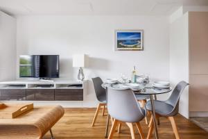Μια τηλεόραση ή/και κέντρο ψυχαγωγίας στο Treetops - Modern Apartment, Moments from Poole Quay