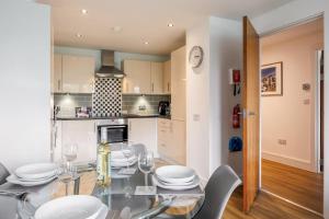 Η κουζίνα ή μικρή κουζίνα στο Treetops - Modern Apartment, Moments from Poole Quay