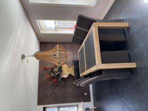 eine Draufsicht auf einen Raum mit einer Treppe und einer Decke in der Unterkunft Holiday Home Wiringherlant-6 by Interhome in Noordstroe + 22 Fotos