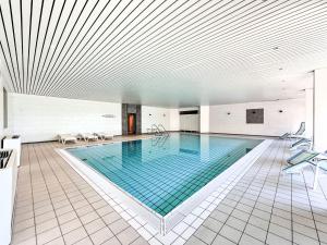 Der Swimmingpool an oder in der Nähe von Apartment B615 by Interhome
