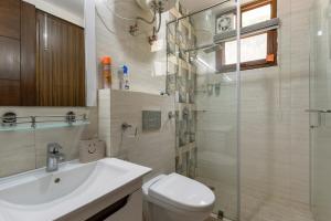 Ένα μπάνιο στο 2BHK Furnished Apartment/Near Kasauli/Barog/Luv Fun & Adventure +66 φωτογραφίες