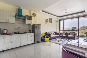 Η κουζίνα ή μικρή κουζίνα στο 2BHK Furnished Apartment/Near Kasauli/Barog/Luv Fun & Adventure