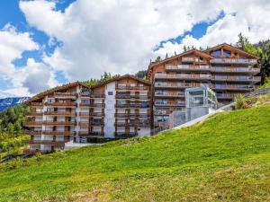 un hotel in cima a una collina verde di Apartment Victoria 1 D2 by Interhome a Nendaz