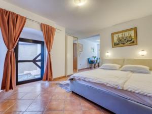 Ένα ή περισσότερα κρεβάτια σε δωμάτιο στο Apartment Lovrano-2 by Interhome