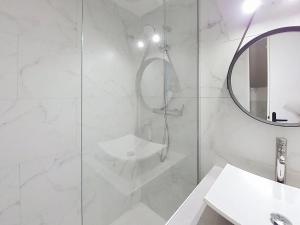 Koupelna v ubytování Apartment Les Flamants Roses-5 by Interhome + 18 fotografií