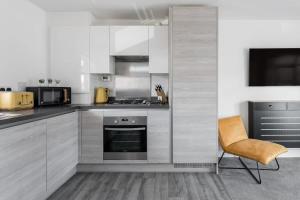 Dapur atau dapur kecil di Seas the Day - Moments from Hamworthy Beach and Park