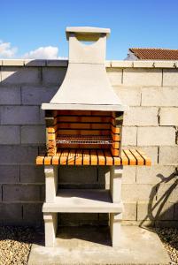 a bench sitting in front of a brick wall at Palmaradise in El Palmar