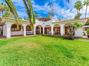 einen Blick nach außen auf ein Haus mit Palmen in der Unterkunft Holiday Home Finca Ingala by Interhome in Adeje
