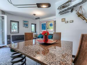 ein Esstisch mit einer Vase mit Blumen darauf in der Unterkunft Holiday Home Villa Dragica by Interhome in Labin + 54 Fotos