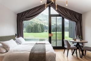 坎波图雷斯Såndgøld Alpine Glamping的一间带床和大窗户的卧室
