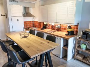 フリムスにあるApartment Casa Tavaun A22 by Interhomeの木製のテーブルと椅子のあるキッチン