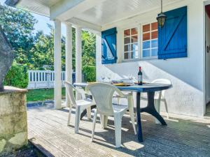 ラカノーにあるHoliday Home L'étang by Interhomeのデッキにテーブルと椅子が置かれたパティオ
