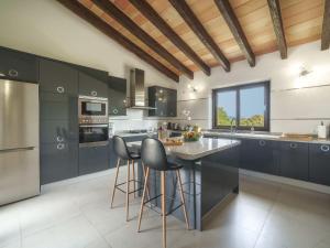Kuchyňa alebo kuchynka v ubytovaní Holiday Home Bellpuig by Interhome