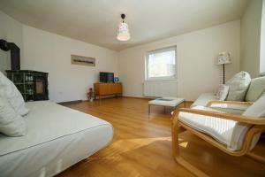 Apartmánový Dom River tesisinde bir oturma alanı