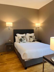 Postel nebo postele na pokoji v ubytování Grand Hotel de Castres