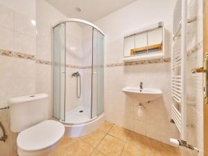 Koupelna v ubytování Apartment Koreff-4 by Interhome