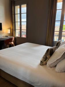 Postel nebo postele na pokoji v ubytování Grand Hotel de Castres