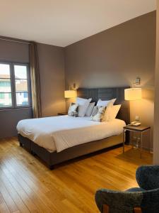 Postel nebo postele na pokoji v ubytování Grand Hotel de Castres + 7 fotografií