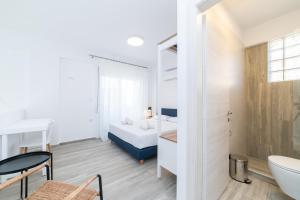 Postel nebo postele na pokoji v ubytování Roxani Residential Complex