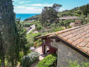 une vue extérieure d'une maison avec vue sur l'océan dans l'établissement Holiday Home La Tagliata by Interhome, à Ansedonia