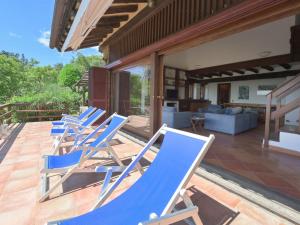 un groupe de chaises assises sur une terrasse dans l'établissement Holiday Home La Tagliata by Interhome, à Ansedonia 39 autres photos