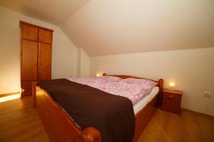A bed or beds in a room at Apartmánový Dom River