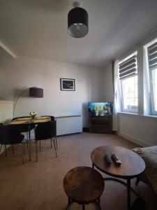 TV a/nebo společenská místnost v ubytování Stevenson Apartment in Oban City