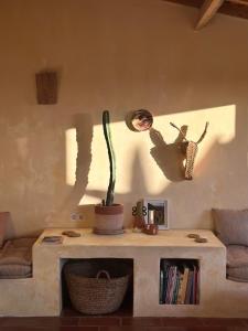 un soggiorno con tavolo e cactus di Caso no Campo - Stunning Home By The Sea a Colares