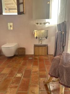 un bagno con un water e un lavandino di Caso no Campo - Stunning Home By The Sea a Colares Altre 40 foto