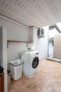 une laveuse et une sécheuse dans une pièce dans l'établissement LakeLyn Pool Villa 5BR , Free daily housekeeping, à Chiang Mai 80 autres photos