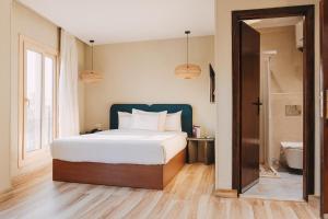 a bedroom with a large bed and a bathroom at la residence des pyramides in Cairo
