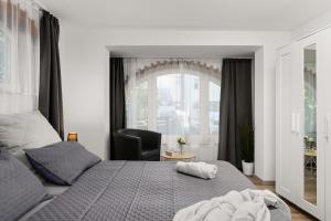 En eller flere senge i et værelse på MOLA Apartments-Ferienwohnung für 5 Personen-separater Eingang-Gratis Parkplatz-Terrasse-Grill-Highspeed WLAN-auch für Langzeit geeignet + 22 billeder