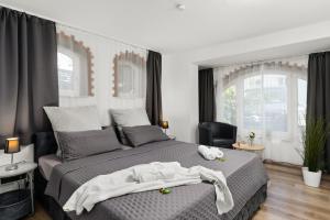 En eller flere senge i et værelse på MOLA Apartments-Ferienwohnung für 5 Personen-separater Eingang-Gratis Parkplatz-Terrasse-Grill-Highspeed WLAN-auch für Langzeit geeignet