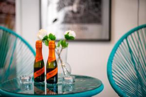Drinks på MOLA Apartments-Ferienwohnung für 5 Personen-separater Eingang-Gratis Parkplatz-Terrasse-Grill-Highspeed WLAN-auch für Langzeit geeignet