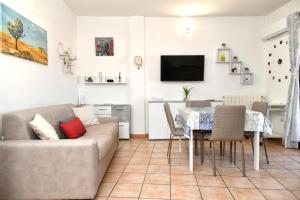 a living room with a couch and a table at Perla Apartment con vista mare in Olbia