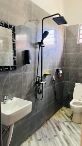 een badkamer met een wastafel en een toilet bij The one room in Mto wa Mbu