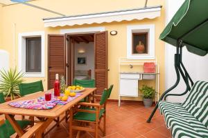 Kuchyňa alebo kuchynka v ubytovaní Cretan Magnolia Gem - Smari Cozy Getaway