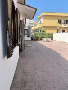 un patio con sombrilla en un edificio en Villa Wanda, en Anzio