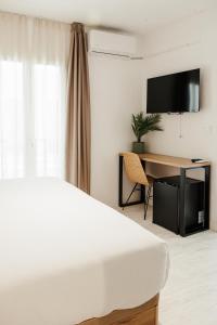 Telewizja i/lub zestaw kina domowego w obiekcie ASTUTO 21 Suites - Adults Only
