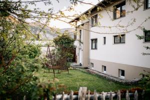 a view of the courtyard of a building at wolke 7, Bergblick Apartment, Kingsizebett & Schlafcouch, Balkon & Garten in Kiefersfelden