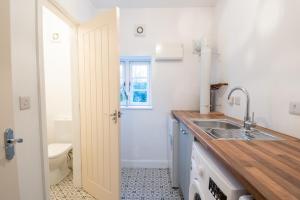 une salle de bain blanche avec un lavabo et des toilettes dans l'établissement Lower House Farm Cottage 1, à Ashbourne 21 autres photos