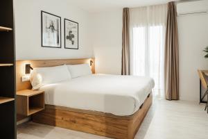 sypialnia z dużym łóżkiem w pokoju w obiekcie ASTUTO 21 Suites - Adults Only w mieście Jerez de la Frontera