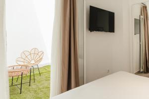 Telewizja i/lub zestaw kina domowego w obiekcie ASTUTO 21 Suites - Adults Only