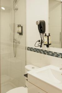 łazienka z prysznicem, toaletą i umywalką w obiekcie ASTUTO 21 Suites - Adults Only w mieście Jerez de la Frontera +14 zdjęć