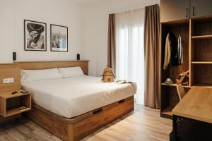sypialnia z dużym łóżkiem w pokoju w obiekcie ASTUTO 21 Suites - Adults Only w mieście Jerez de la Frontera