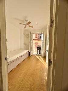 Łóżko lub łóżka w pokoju w obiekcie LUMINOSO APARTAMENTO en el centro de Cádiz