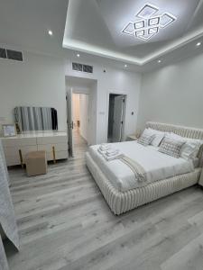 Кровать или кровати в номере Icon tower 1 , JLT 1BHK apartment