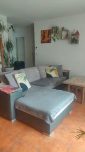 un soggiorno con un divano e un tavolo di Gignac 34 Maison avec jardin 3 min du centre ville a Gignac